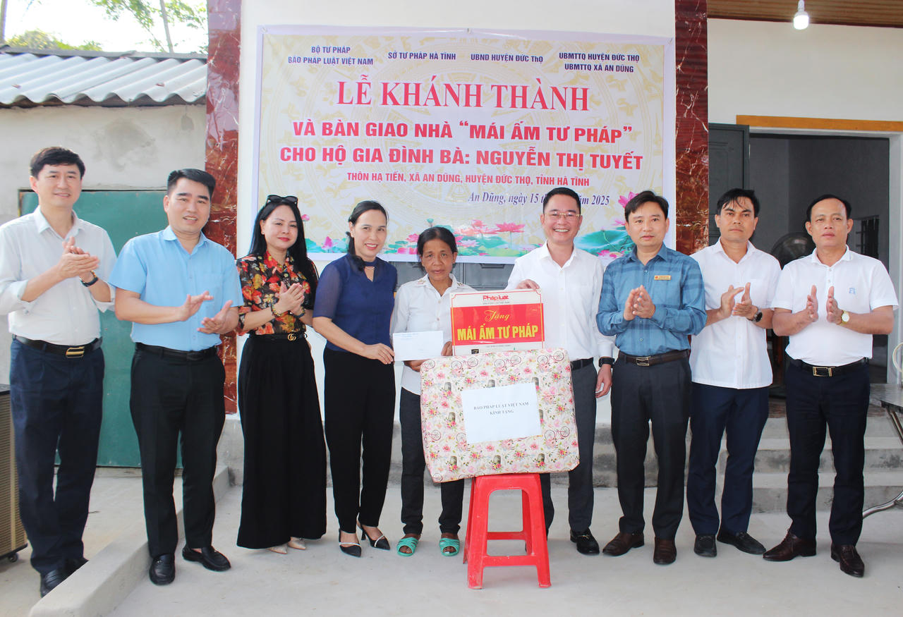 Báo Pháp Luật Việt Nam trao tặng mái ấm Tư pháp cho 3 gia đình có hoàn cảnh đặc biệt khó khăn tại Hà Tĩnh