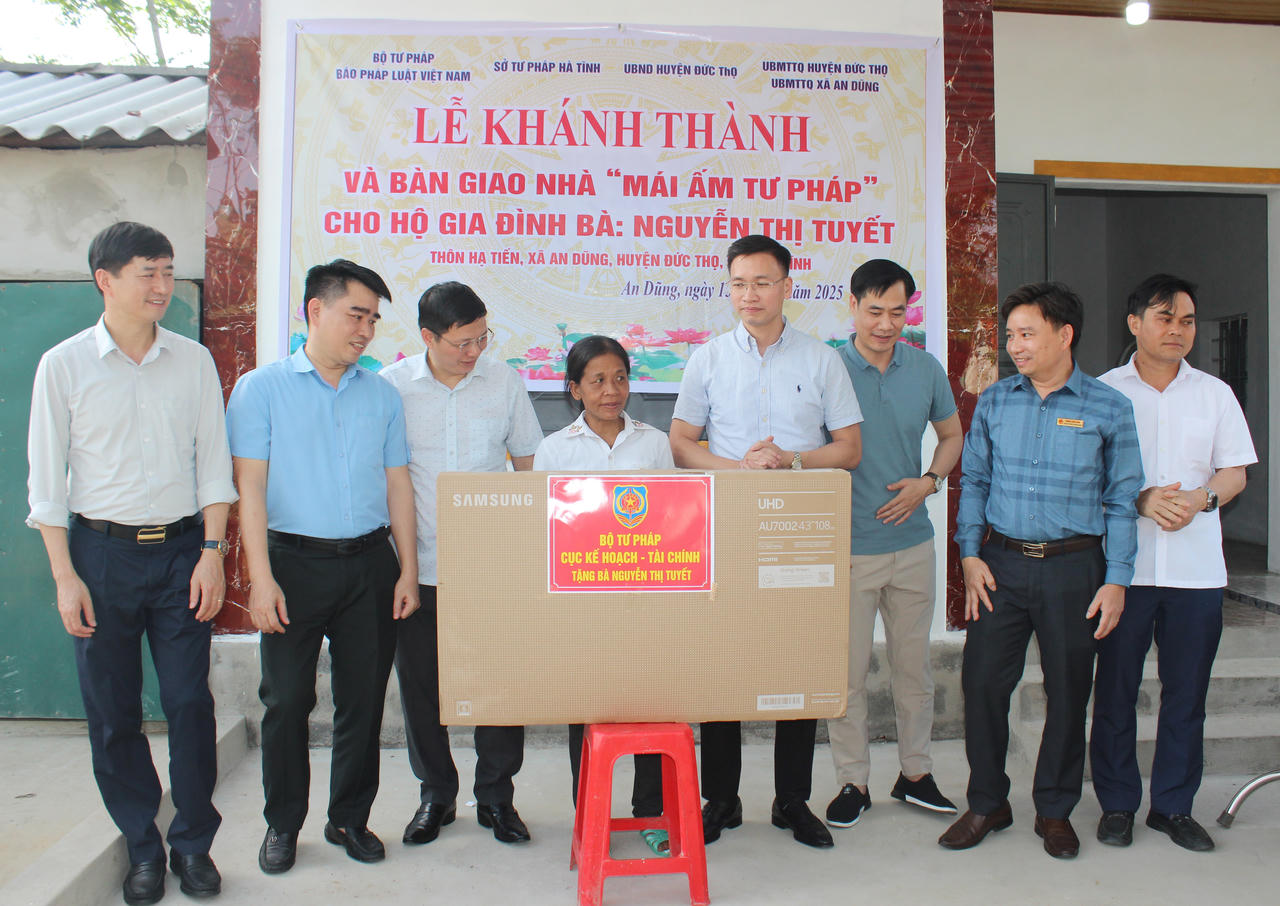 Báo Pháp Luật Việt Nam trao tặng mái ấm Tư pháp cho 3 gia đình có hoàn cảnh đặc biệt khó khăn tại Hà Tĩnh