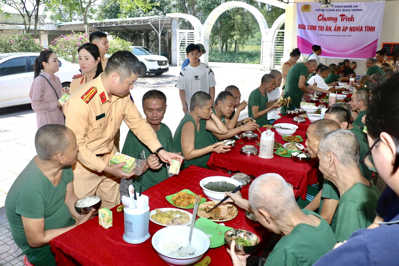 Bữa cơm tri ân ấm áp nghĩa tình CSGT