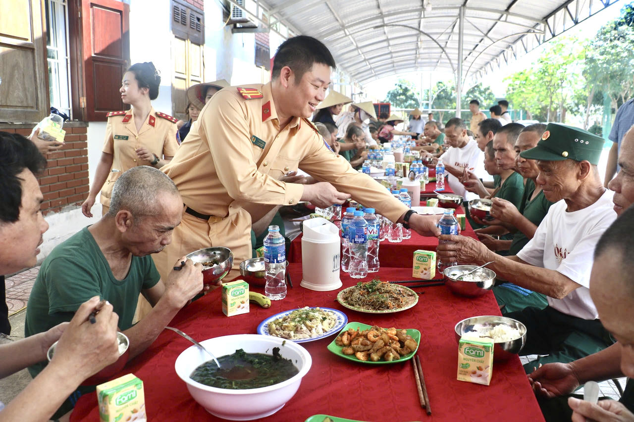 Bữa cơm tri ân ấm áp nghĩa tình CSGT