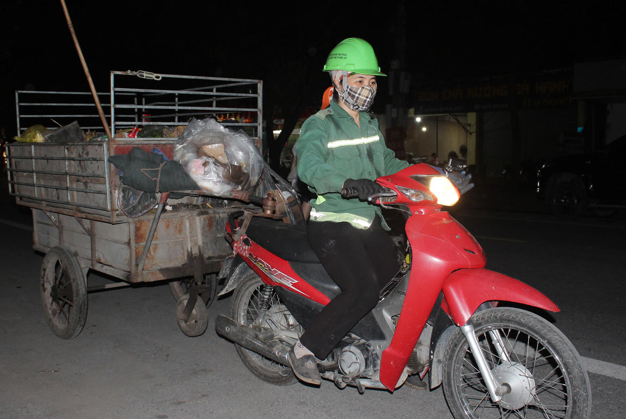 Những người không nghỉ lễ để giữ cho phố phường sạch đẹp