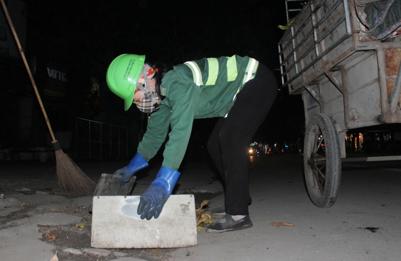 Những người không nghỉ lễ để giữ cho phố phường sạch đẹp