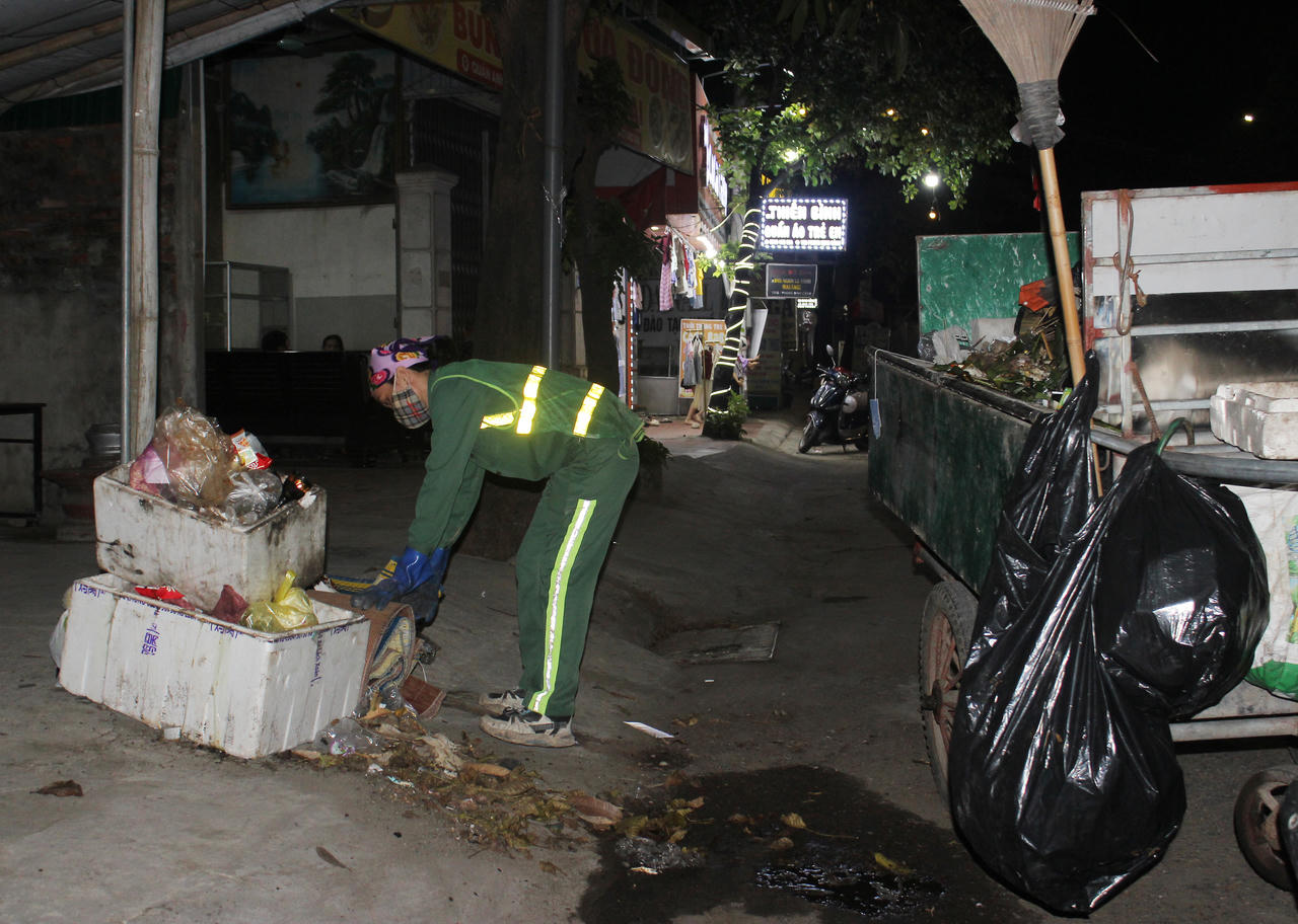 Những người không nghỉ lễ để giữ cho phố phường sạch đẹp