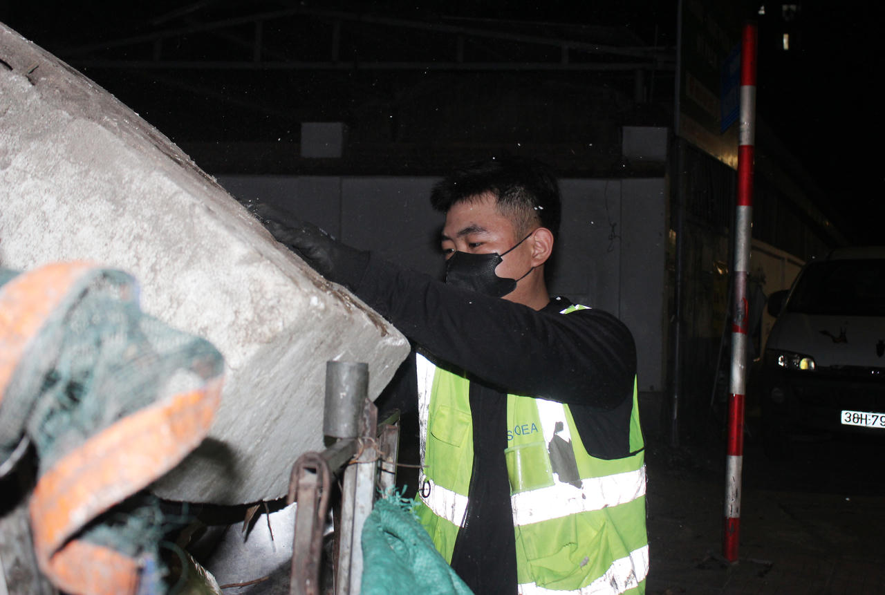Những người không nghỉ lễ để giữ cho phố phường sạch đẹp