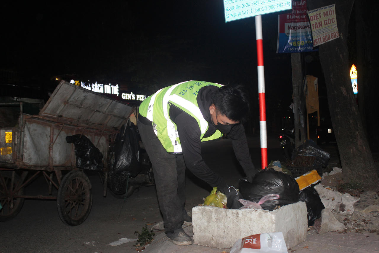 Những người không nghỉ lễ để giữ cho phố phường sạch đẹp