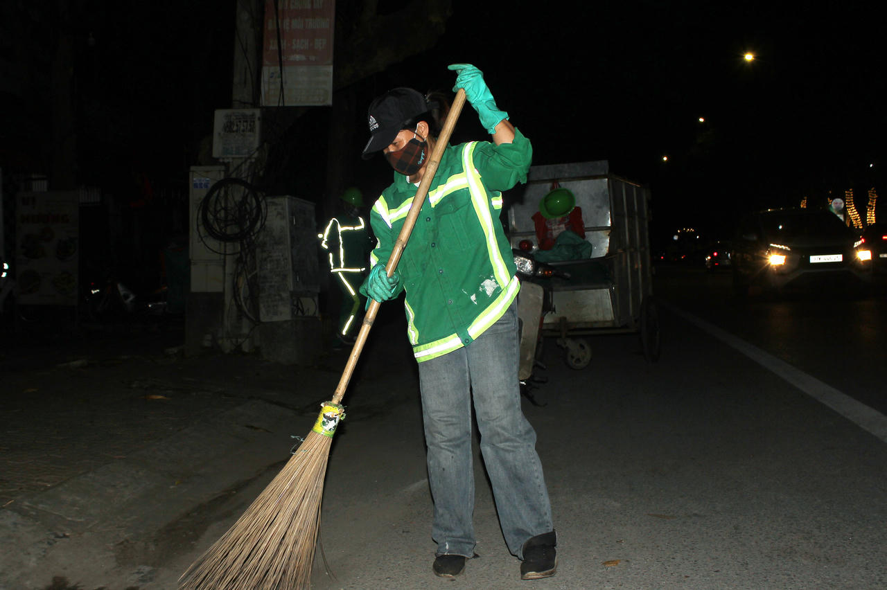 Những người không nghỉ lễ để giữ cho phố phường sạch đẹp