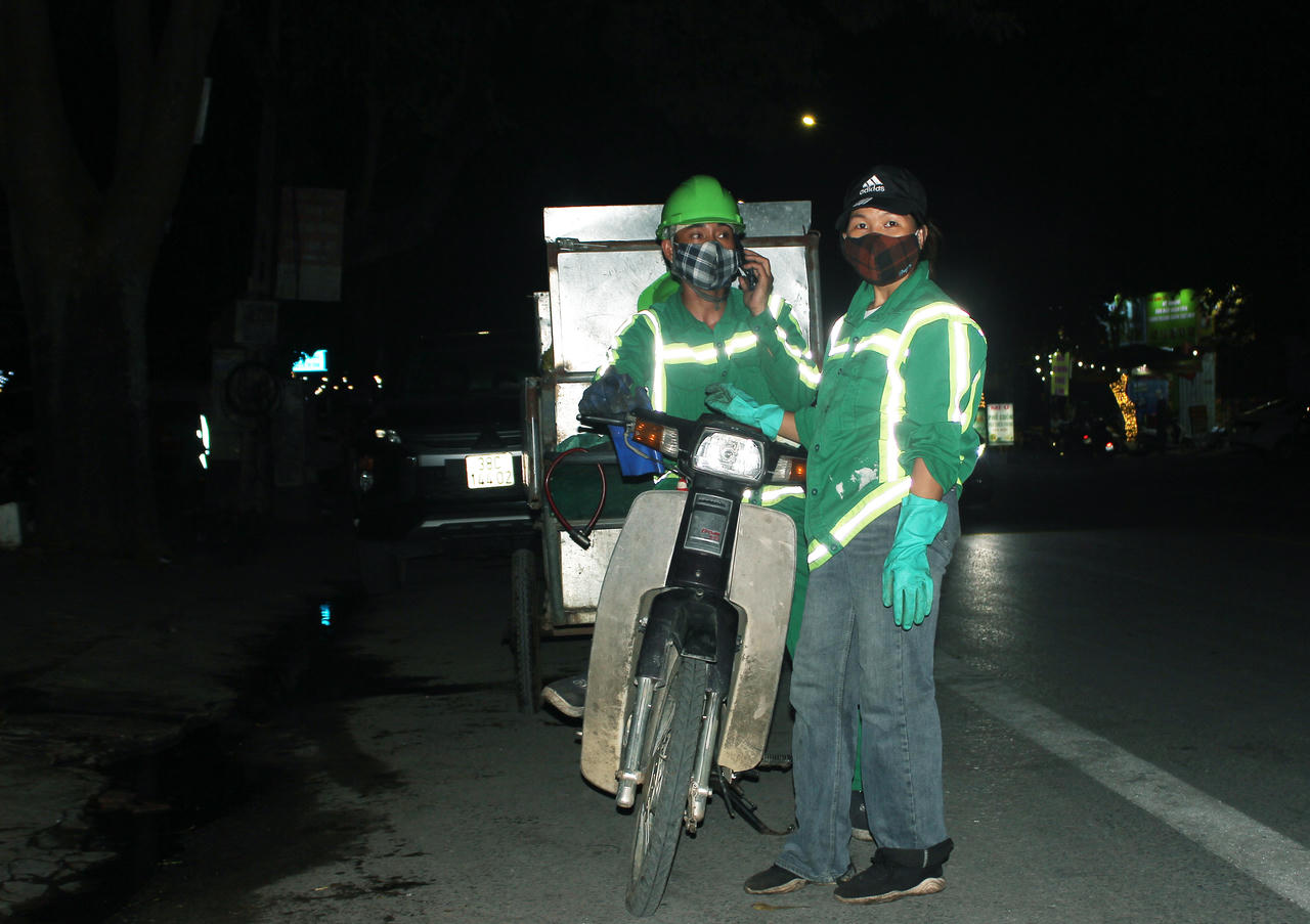 Những người không nghỉ lễ để giữ cho phố phường sạch đẹp