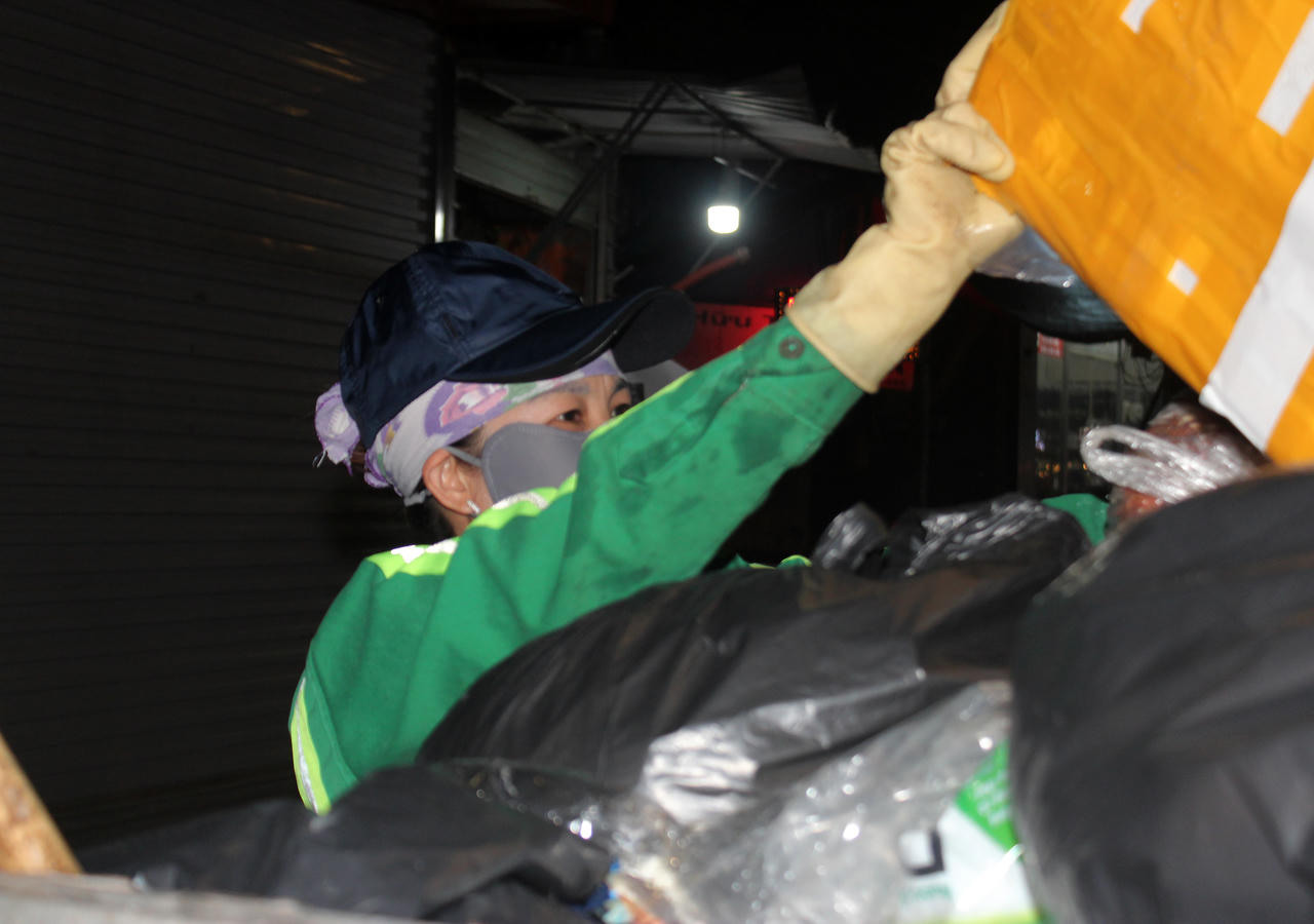 Những người không nghỉ lễ để giữ cho phố phường sạch đẹp