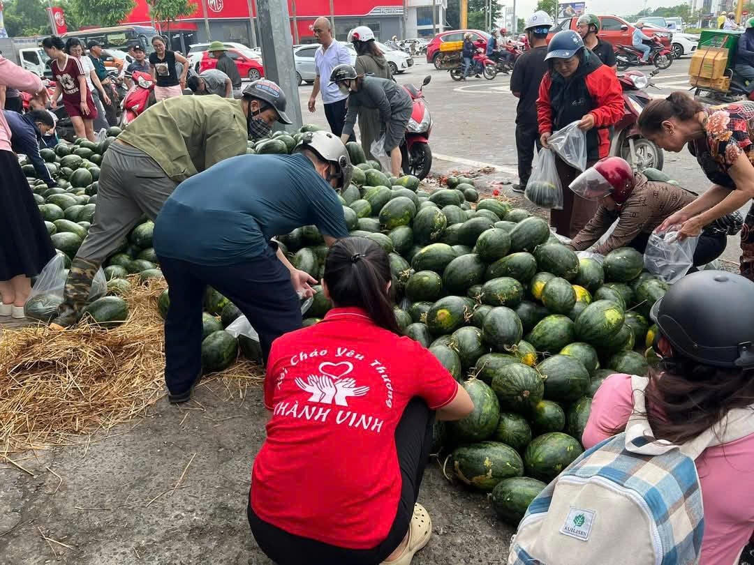 Xe tải gặp nạn, tài xế bị thương, dưa đổ ra đường được người dân 'giải cứu'