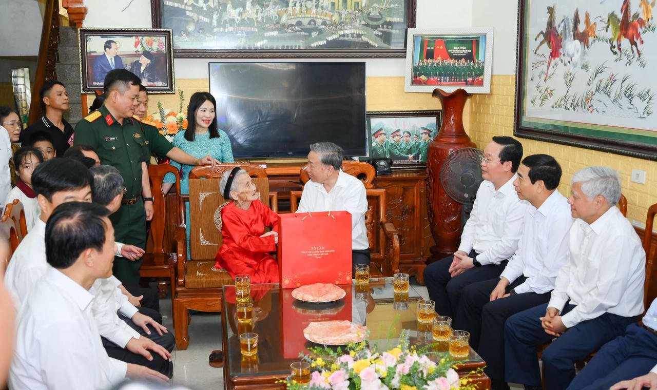 Tổng Bí thư Tô Lâm thăm, tặng quà Mẹ Việt Nam Anh hùng Lê Thị Sáu