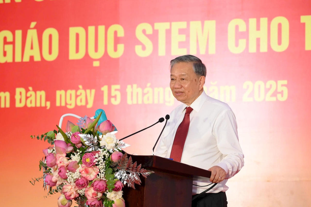 Tổng Bí thư Tô Lâm tặng phòng thực hành giáo dục STEM cho Trường THPT Kim Liên