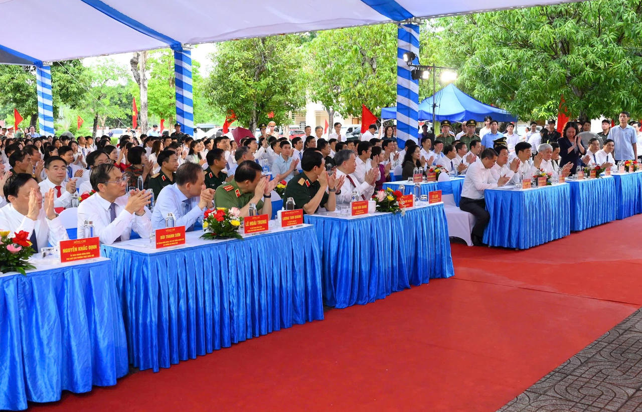 Tổng Bí thư Tô Lâm tặng phòng thực hành giáo dục STEM cho Trường THPT Kim Liên