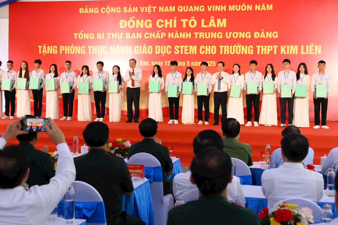 Tổng Bí thư Tô Lâm tặng phòng thực hành giáo dục STEM cho Trường THPT Kim Liên