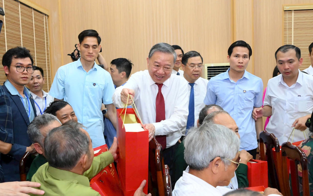 Tổng Bí thư Tô Lâm tặng phòng thực hành giáo dục STEM cho Trường THPT Kim Liên