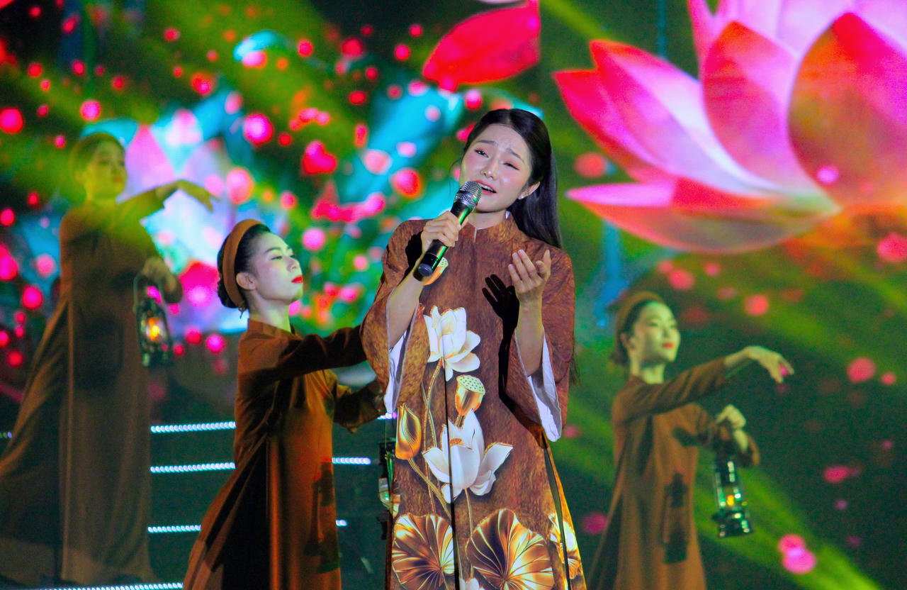 Lễ hội Làng Sen 2025 khép lại đầy xúc động 