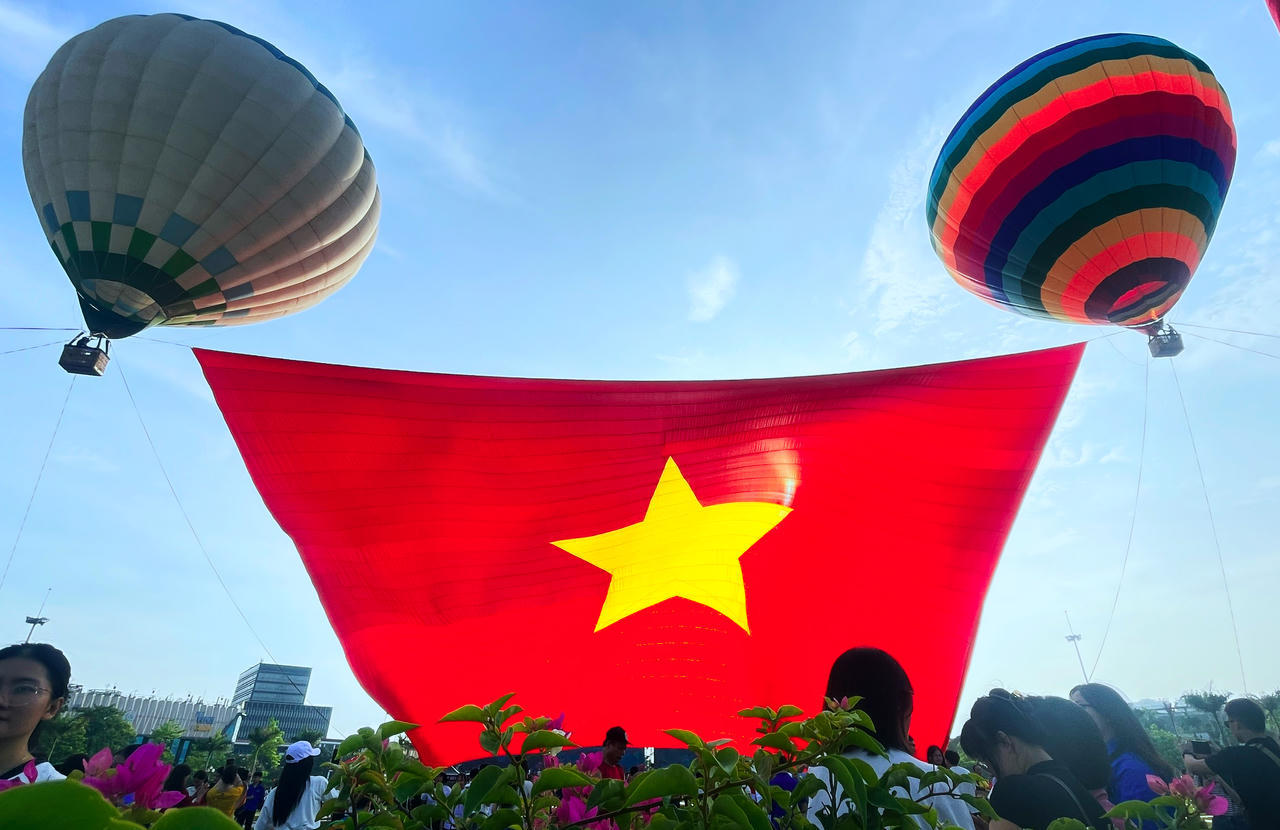 Xúc động đại kỳ Tổ quốc tung bay tại Quảng trường Hồ Chí Minh