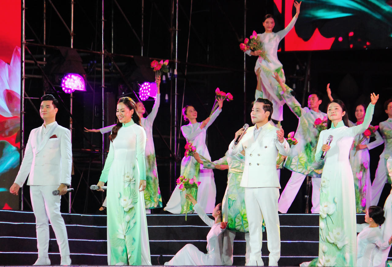 Lễ hội Làng Sen 2025 khép lại đầy xúc động 