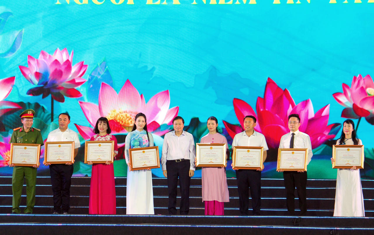 Lễ hội Làng Sen 2025 khép lại đầy xúc động 