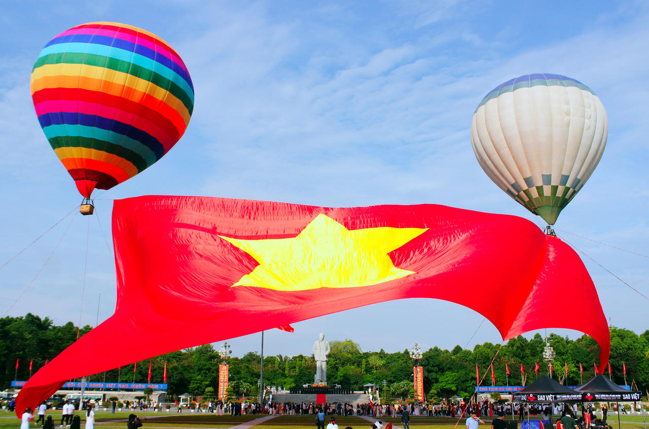 Xúc động đại kỳ Tổ quốc tung bay tại Quảng trường Hồ Chí Minh