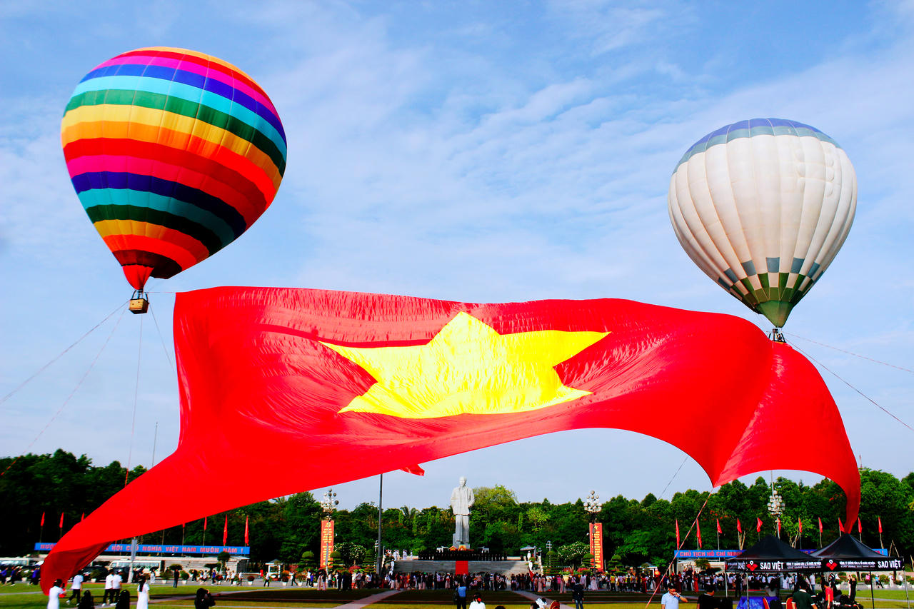 Xúc động đại kỳ Tổ quốc tung bay tại Quảng trường Hồ Chí Minh