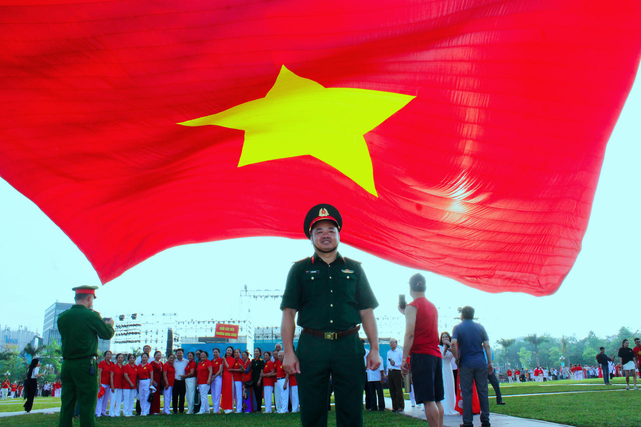 Xúc động đại kỳ Tổ quốc tung bay tại Quảng trường Hồ Chí Minh