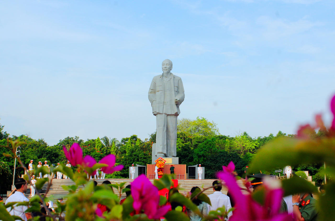 Xúc động đại kỳ Tổ quốc tung bay tại Quảng trường Hồ Chí Minh