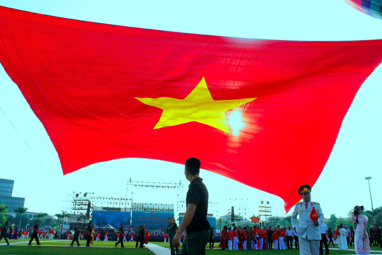 Xúc động đại kỳ Tổ quốc tung bay tại Quảng trường Hồ Chí Minh
