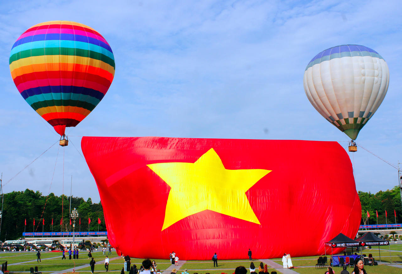 Xúc động đại kỳ Tổ quốc tung bay tại Quảng trường Hồ Chí Minh