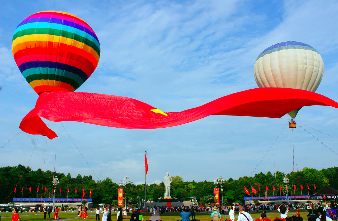 Xúc động đại kỳ Tổ quốc tung bay tại Quảng trường Hồ Chí Minh