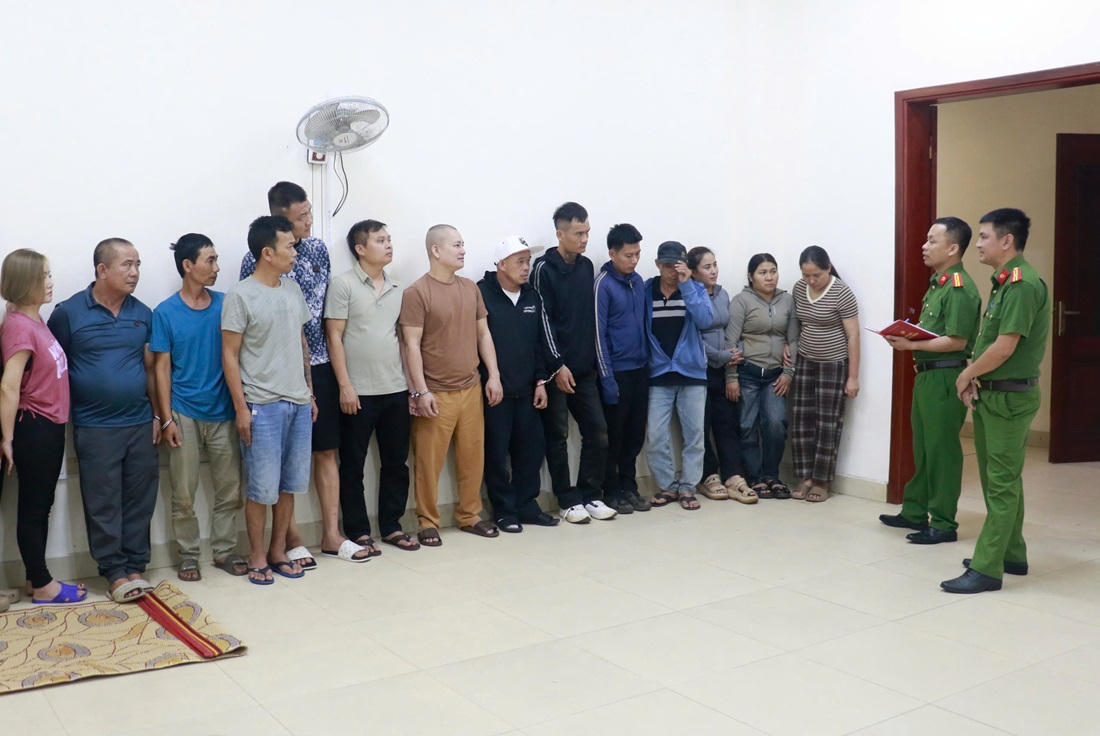 Bắt giữ 17 đối tượng khi đang đánh bạc trong rừng sâu