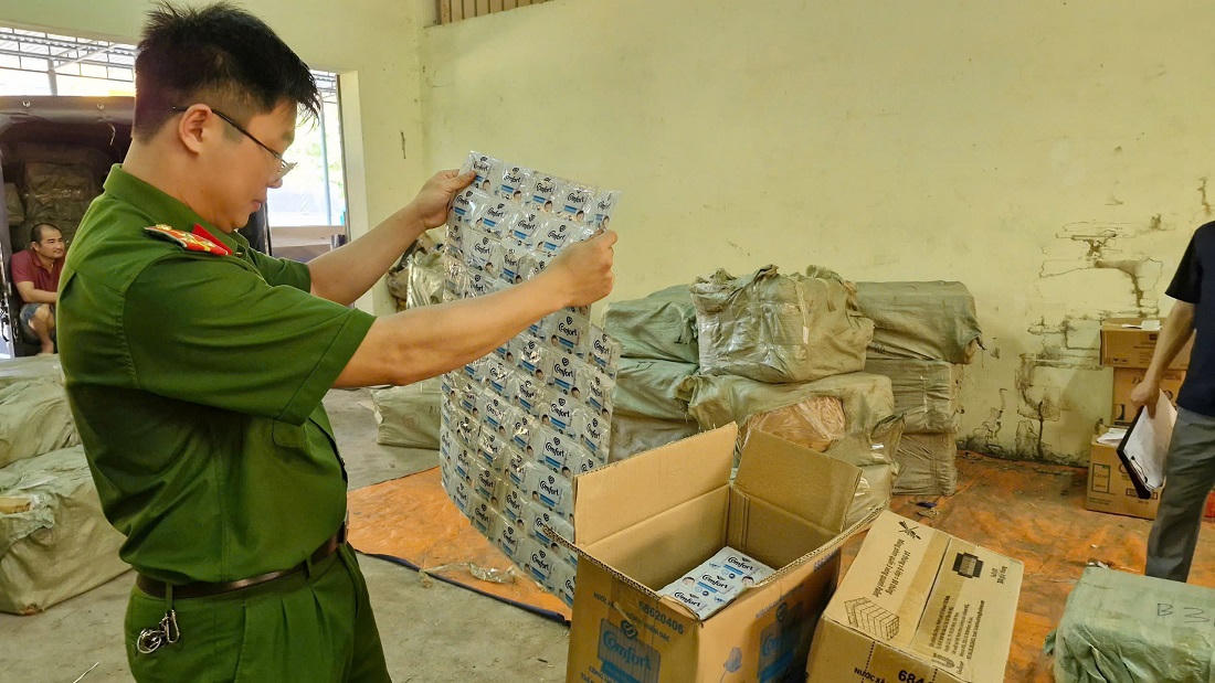 Bắt giữ 4 đối tượng buôn bán kem đánh răng, nước xả, dầu gội giả