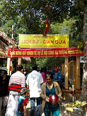 Hàng nghìn lượt du khách viếng lễ hội Cúng bà Thượng Động Cố Hỷ