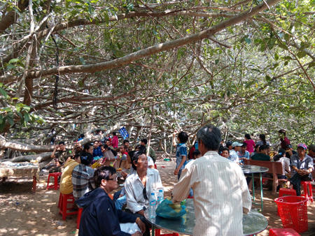 Hàng nghìn lượt du khách viếng lễ hội Cúng bà Thượng Động Cố Hỷ