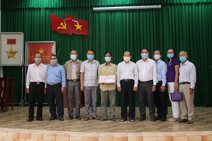 Khen thưởng người báo tin trường hợp nhập cảnh trái phép có Covid-19