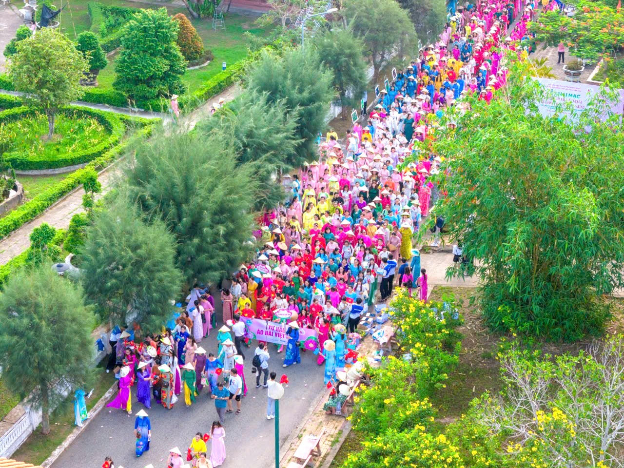 5.500 phụ nữ Đồng Tháp diễu hành áo dài Sen mừng sinh nhật Bác 