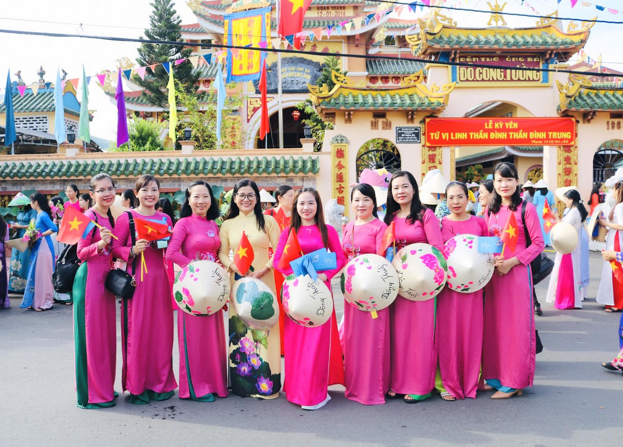 5.500 phụ nữ Đồng Tháp diễu hành áo dài Sen mừng sinh nhật Bác 