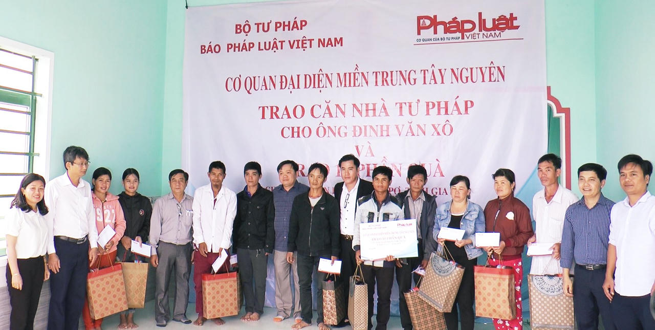 Báo Pháp luật Việt Nam trao “Căn nhà Tư pháp”