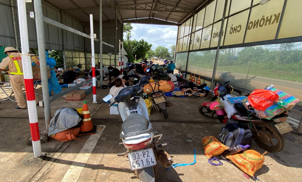 Người dân từ vùng dịch về quê được tiếp xăng và nhu yếu phẩm khi đi qua tỉnh Kon Tum 