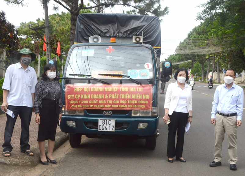 Tặng 1.200 phần quà cho các hộ khó khăn ở TP Pleiku