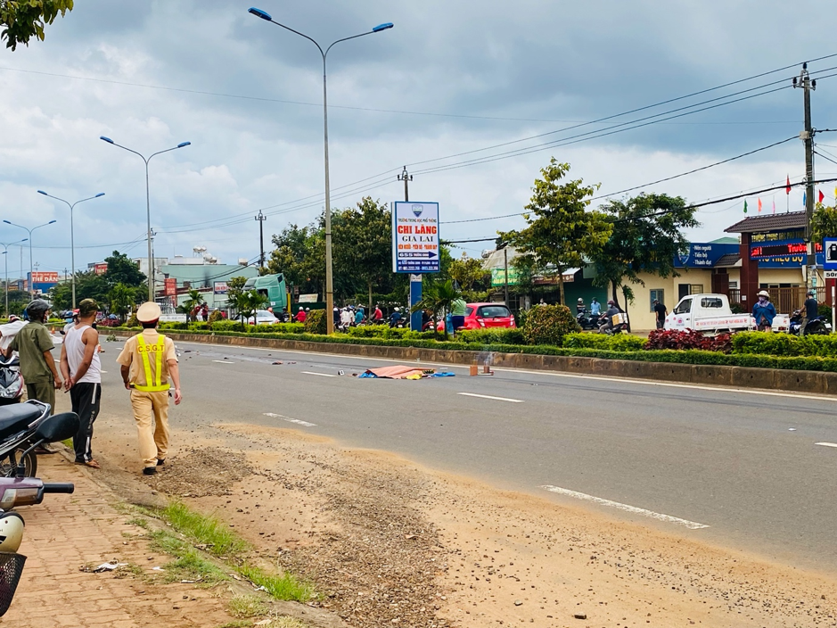 Xe chở thiết bị điện gió cán tử vong 1 phụ nữ qua đường