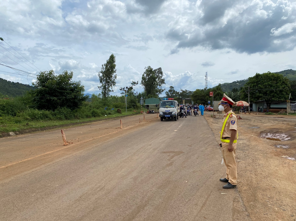 Kon Tum hỗ trợ hơn 6.000 người đi qua địa bàn tỉnh về quê