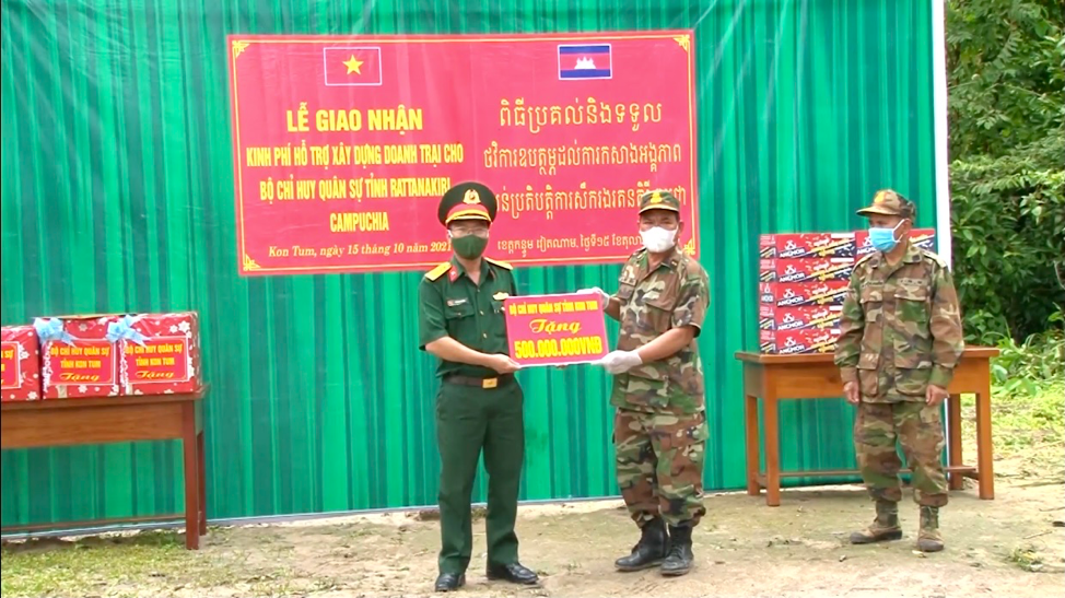 BCH quân sự tỉnh Kon Tum hỗ trợ Quân đội Vương quốc Campuchia 