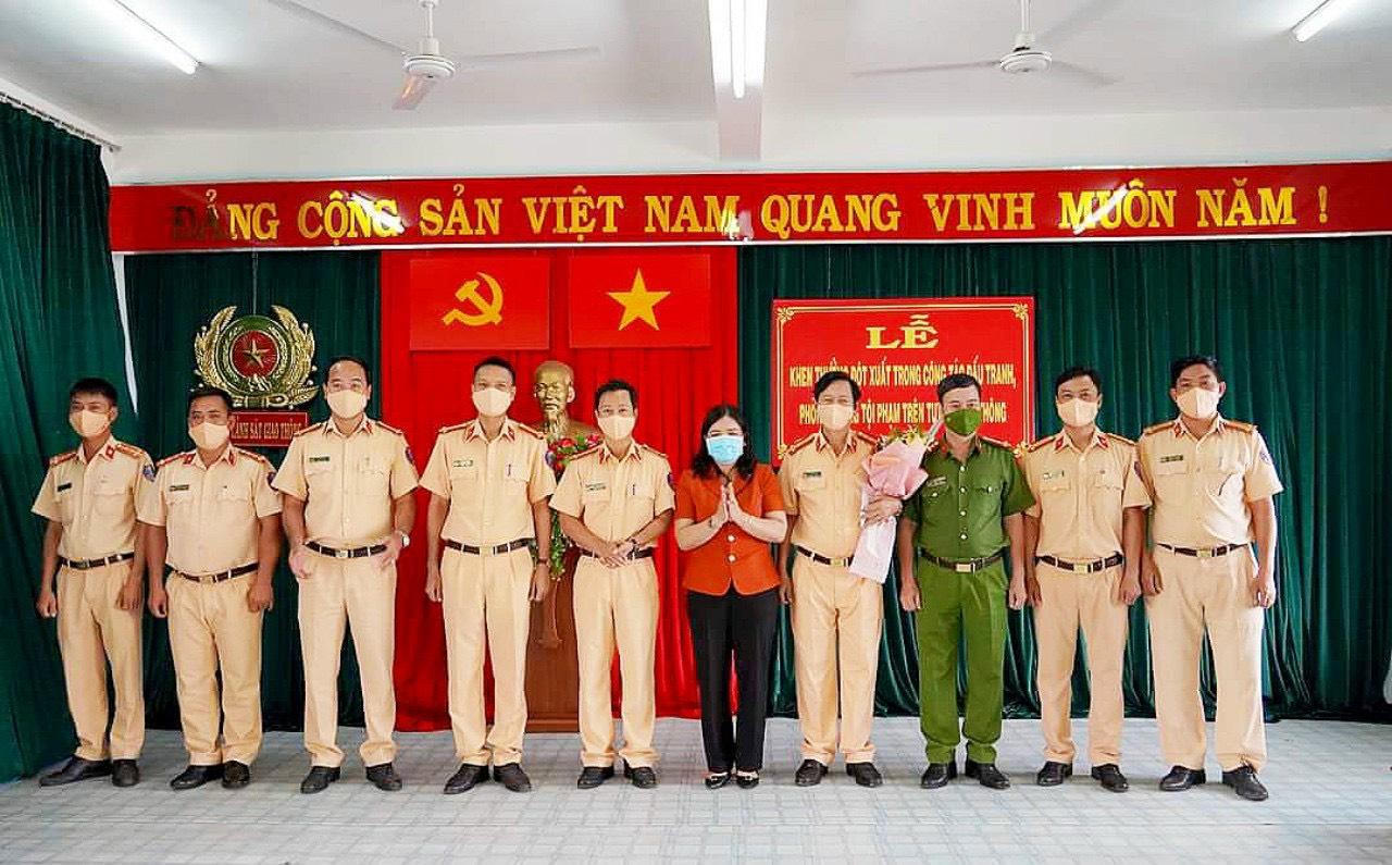 Bắt 3 kg ma tuý đá, Phòng Cảnh sát giao thông Công an tỉnh Kon Tum được khen thưởng đột xuất