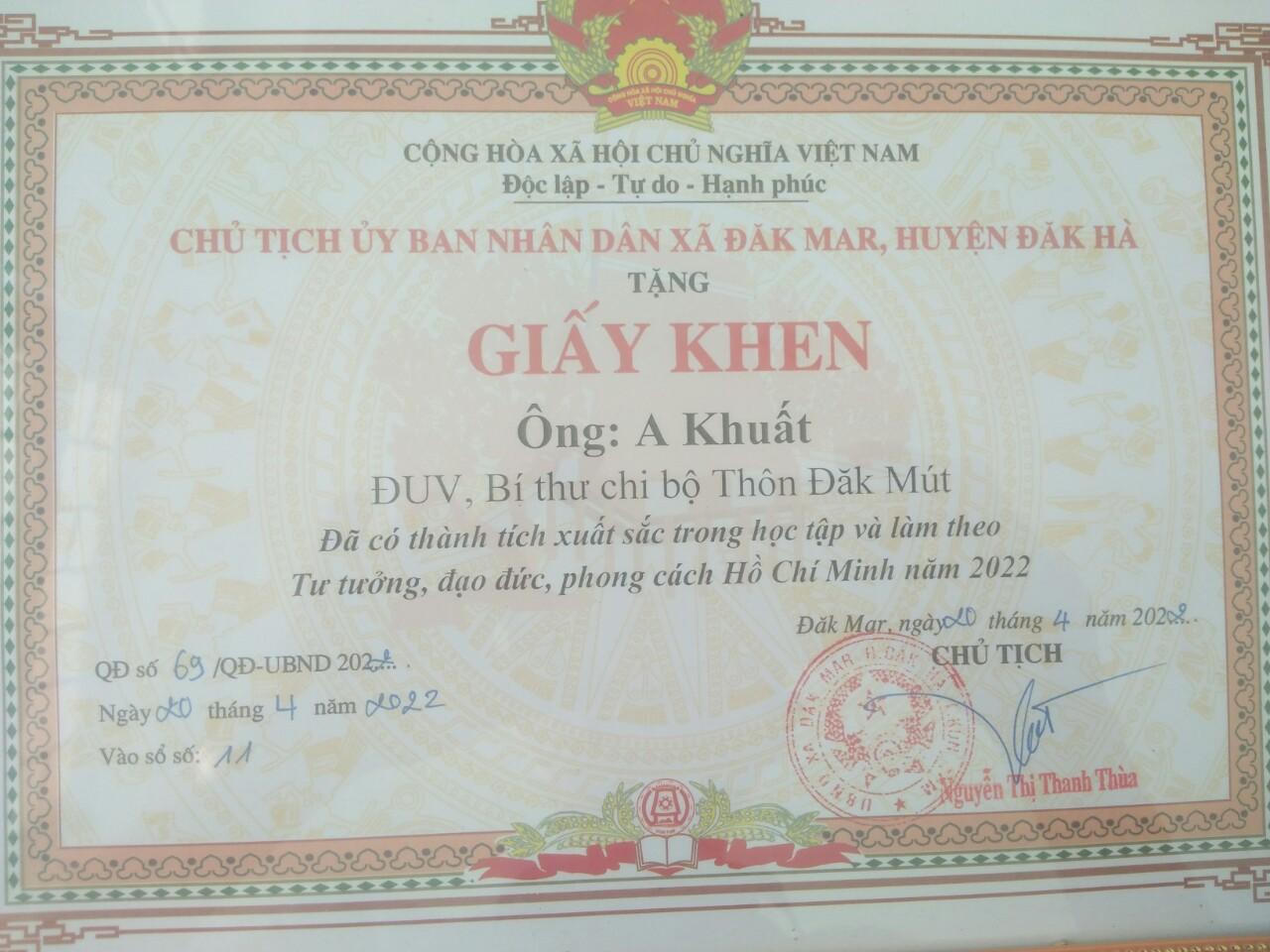 “Nhạc trưởng” của phong trào xây dựng nông thôn mới thôn Đăk Mút