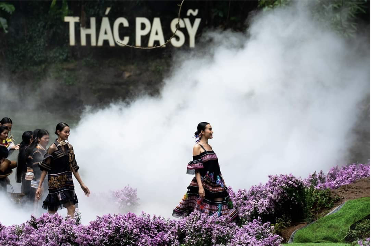 Nét đẹp áo dài và thời trang thổ cẩm Tây Nguyên tại Kon Tum 