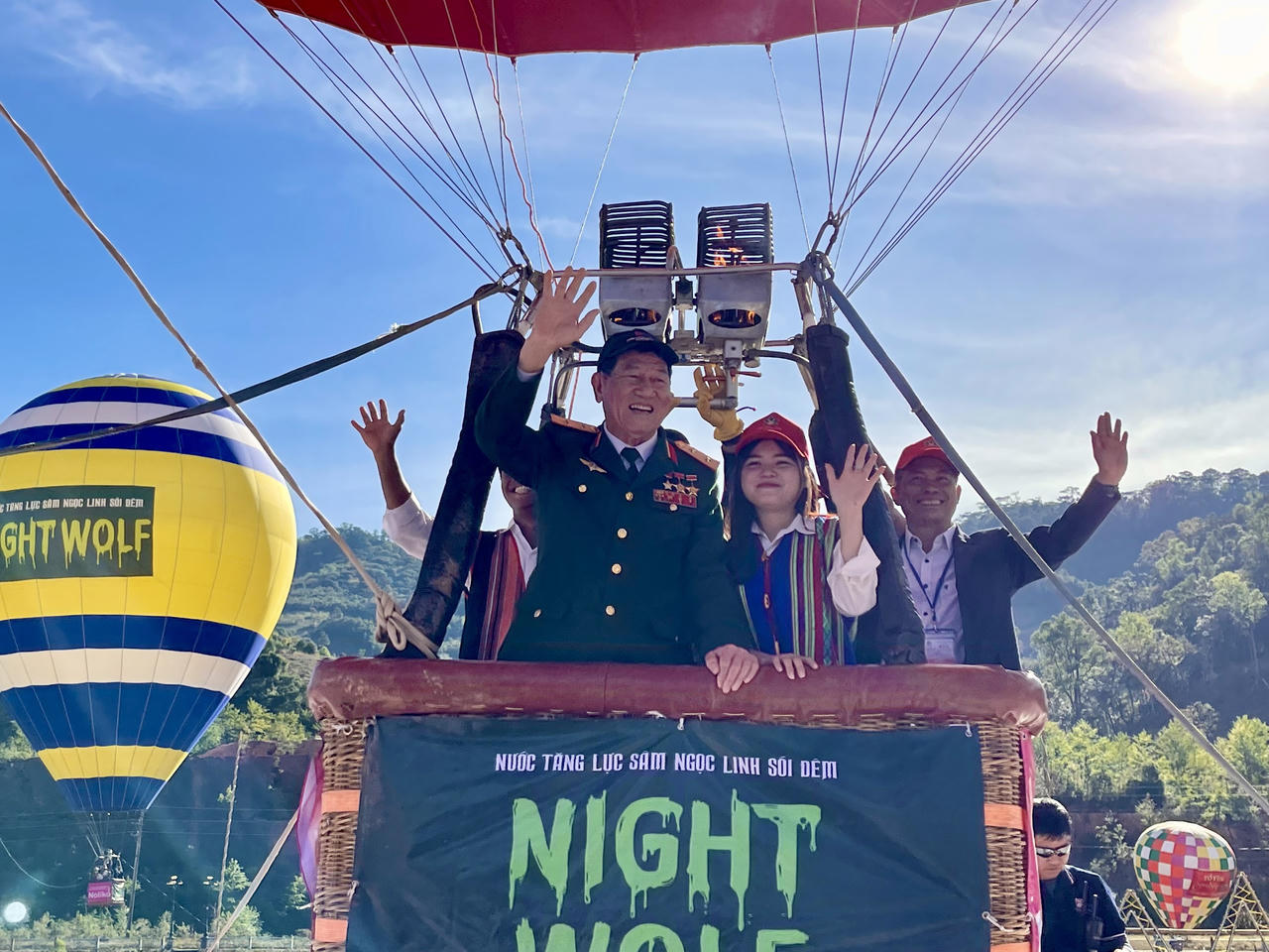 Đông đảo du khách dự Lễ hội khinh khí cầu bay về “Vùng đất Đại ngàn”