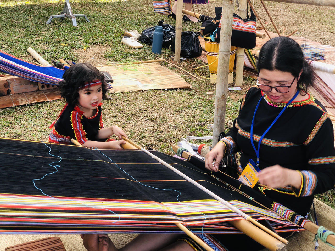 Liên hoan sắc màu thổ cẩm và ra mắt làng du lịch cộng đồng Kon Jơ Dri 