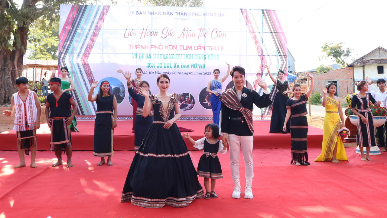 Liên hoan sắc màu thổ cẩm và ra mắt làng du lịch cộng đồng Kon Jơ Dri 