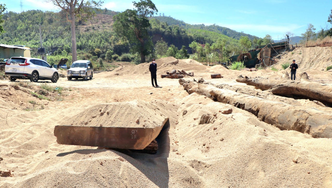 Phát hiện bãi tập kết gỗ trái phép tại Kon Tum