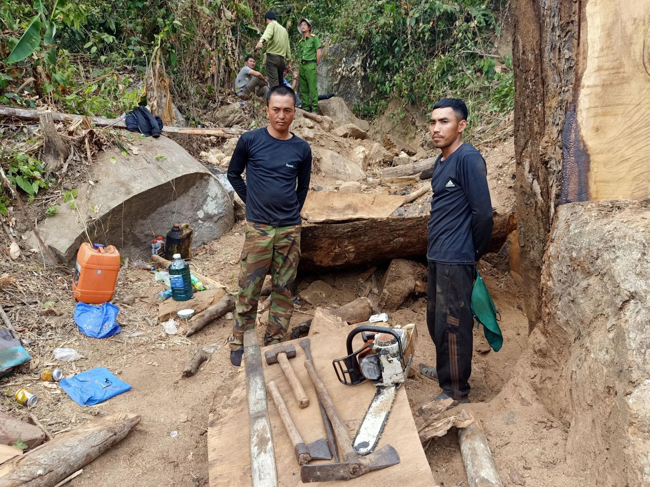 Kon Tum: Bắt quả tang 2 đối tượng đang phá rừng